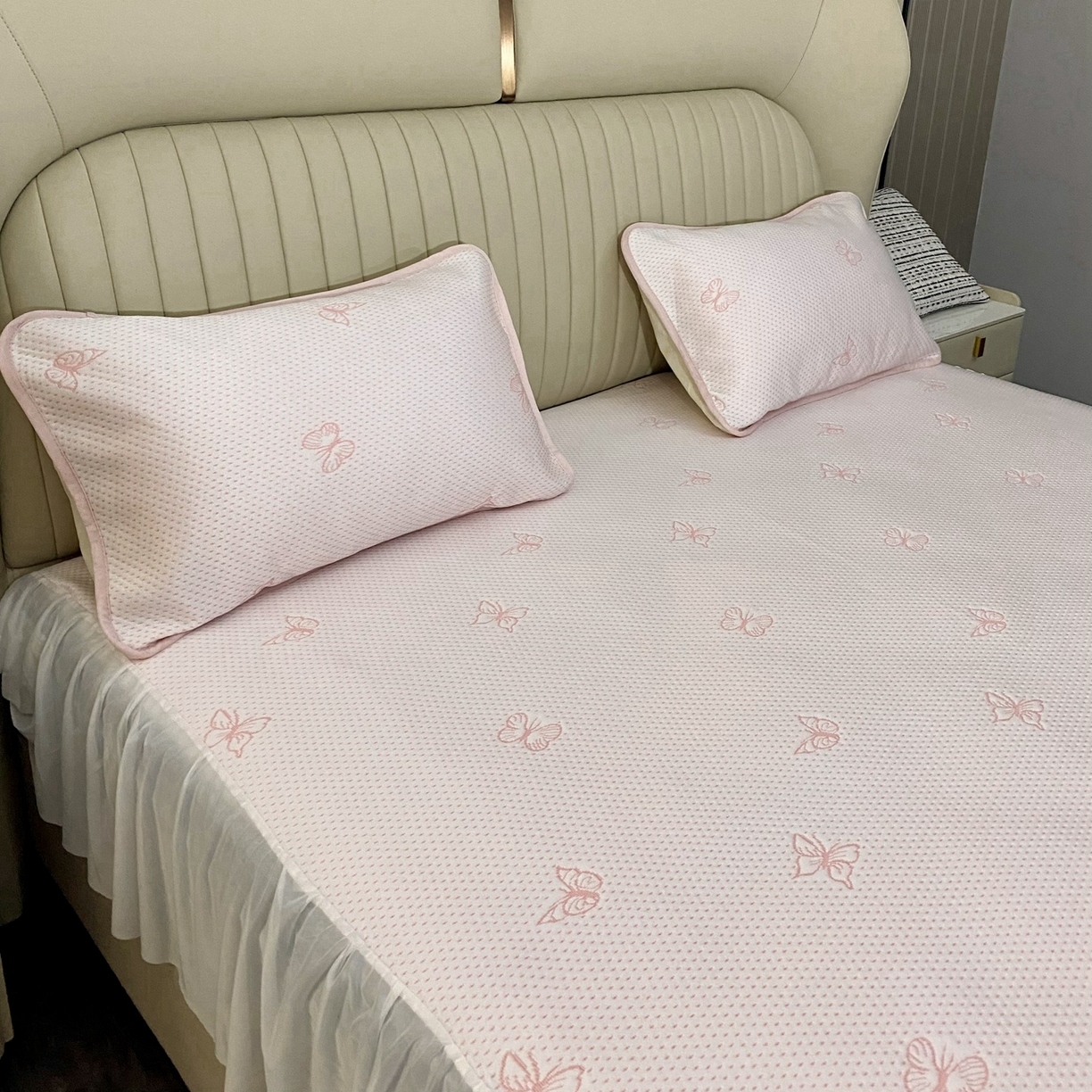 91家纺网 家纺一手货源 找家纺 席匠 2026新款凉豆豆床裙床笠凉席三件套-小蝴蝶系列 小蝴蝶粉