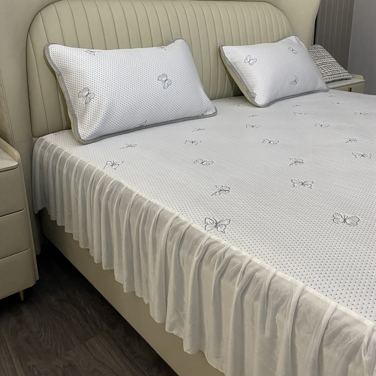 91家纺网 家纺一手货源 找家纺 席匠 2026新款凉豆豆床裙床笠凉席三件套-小蝴蝶系列 小蝴蝶灰