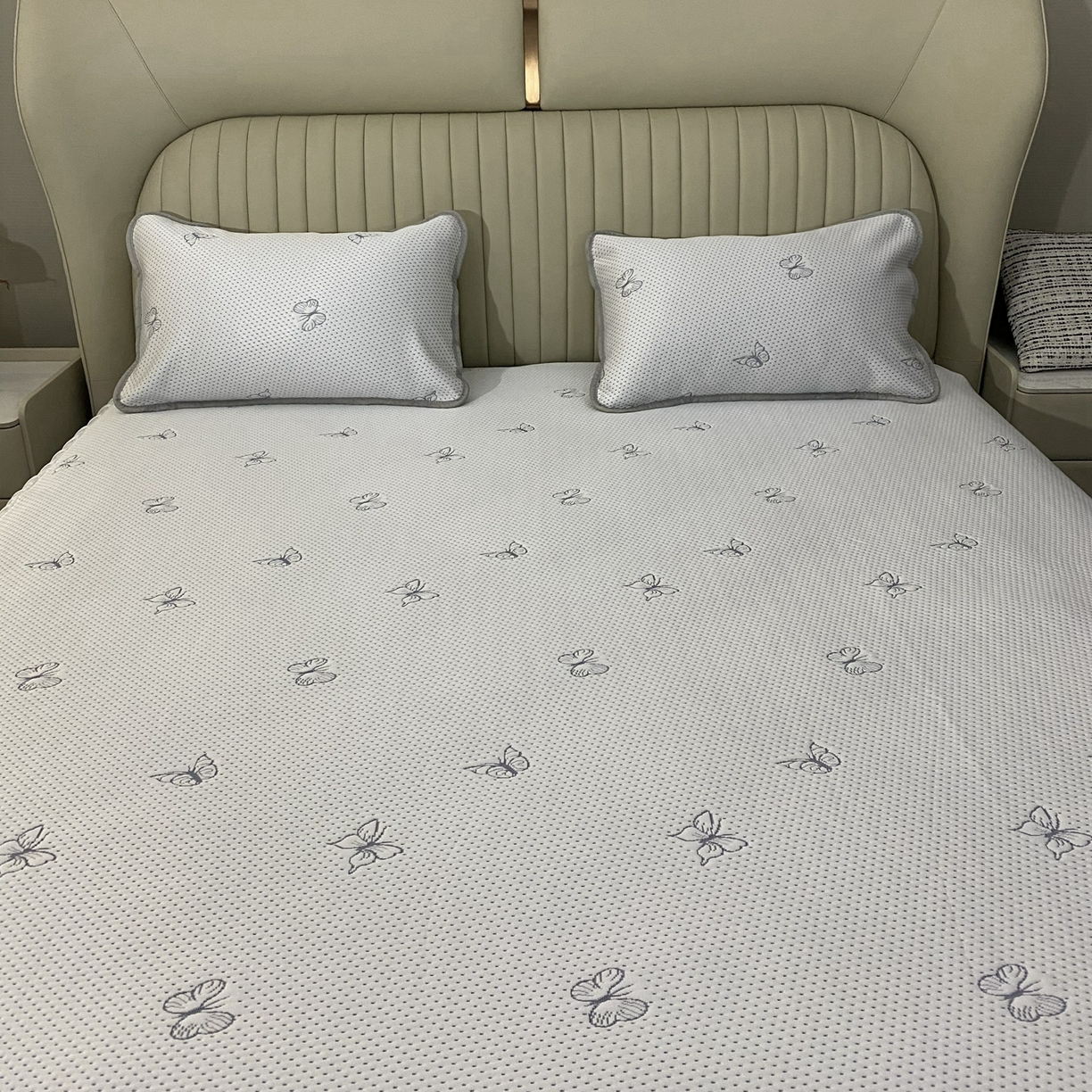 91家纺网 家纺一手货源 找家纺 席匠 2026新款凉豆豆床裙床笠凉席三件套-小蝴蝶系列 小蝴蝶灰