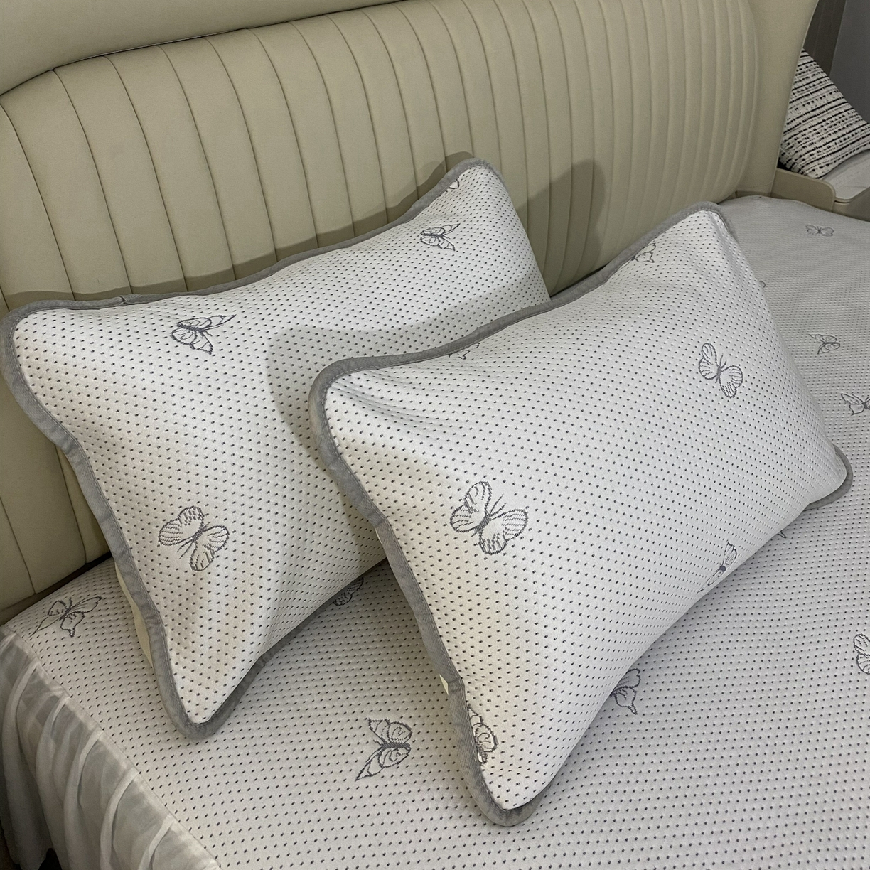 91家纺网 家纺一手货源 找家纺 席匠 2026新款凉豆豆床裙床笠凉席三件套-小蝴蝶系列 小蝴蝶灰