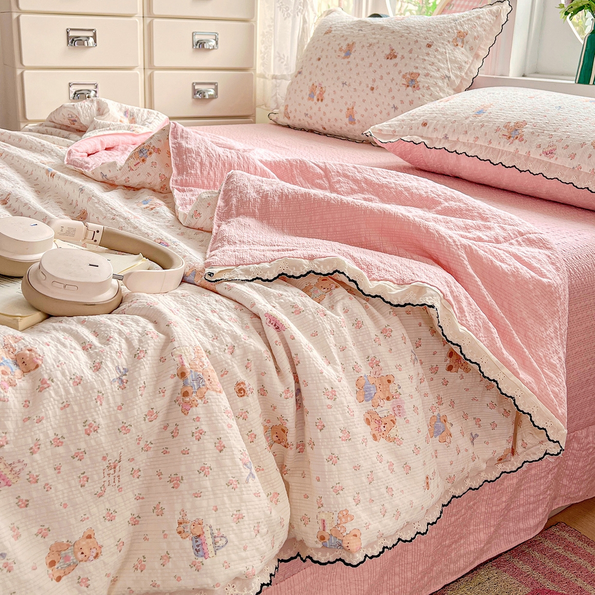 91家纺网 家纺一手货源 找家纺 金梦拉家纺 2026新款泡芙纱全棉小黑花边夏被四件套 碎花熊