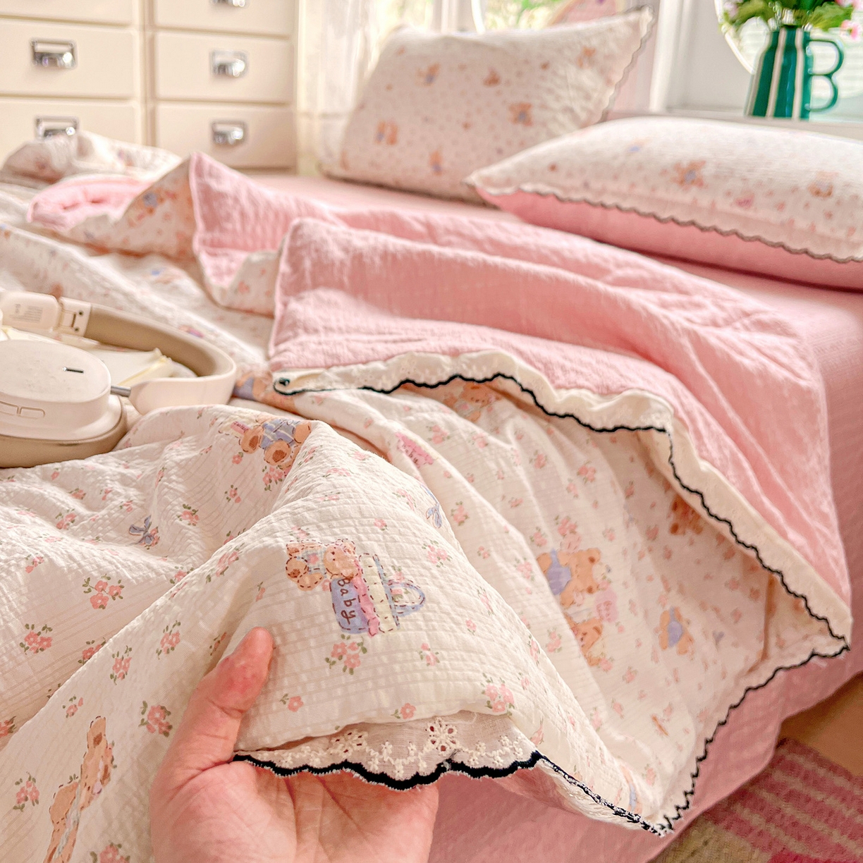 91家纺网 家纺一手货源 找家纺 金梦拉家纺 2026新款泡芙纱全棉小黑花边夏被四件套 碎花熊