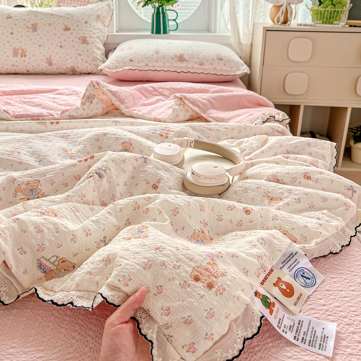 91家纺网 家纺一手货源 找家纺 金梦拉家纺 2026新款泡芙纱全棉小黑花边夏被四件套 碎花熊