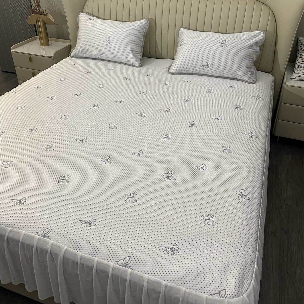 91家纺网 家纺一手货源 找家纺 席匠 2026新款凉豆豆床裙床笠凉席三件套-小蝴蝶系列 小蝴蝶灰