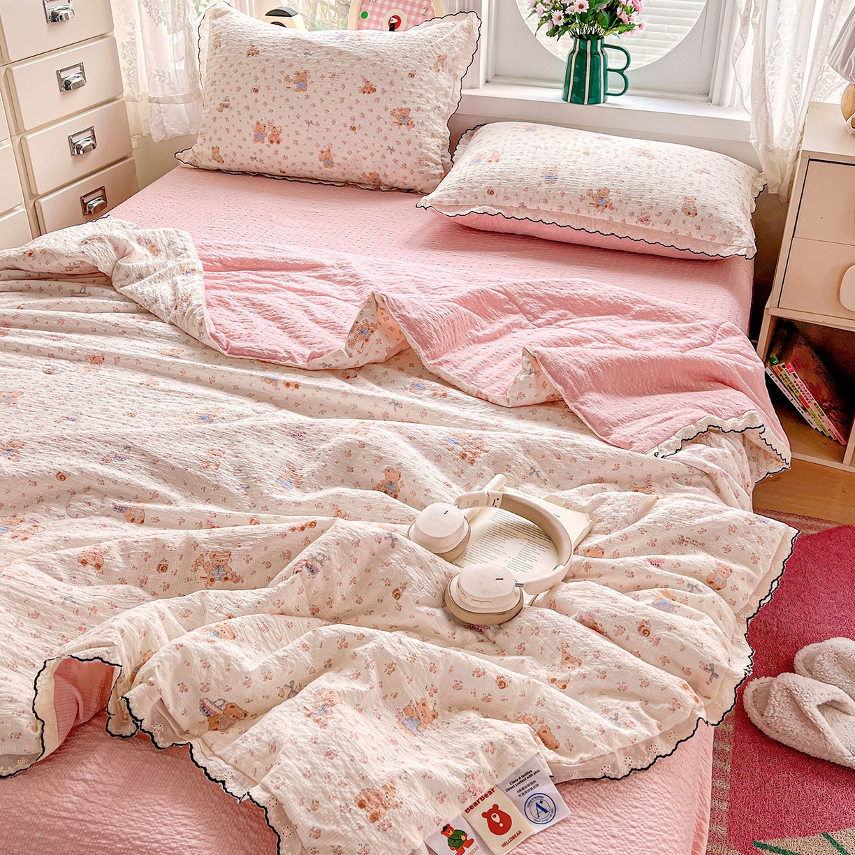 91家纺网 家纺一手货源 找家纺 金梦拉家纺 2026新款泡芙纱全棉小黑花边夏被四件套 碎花熊