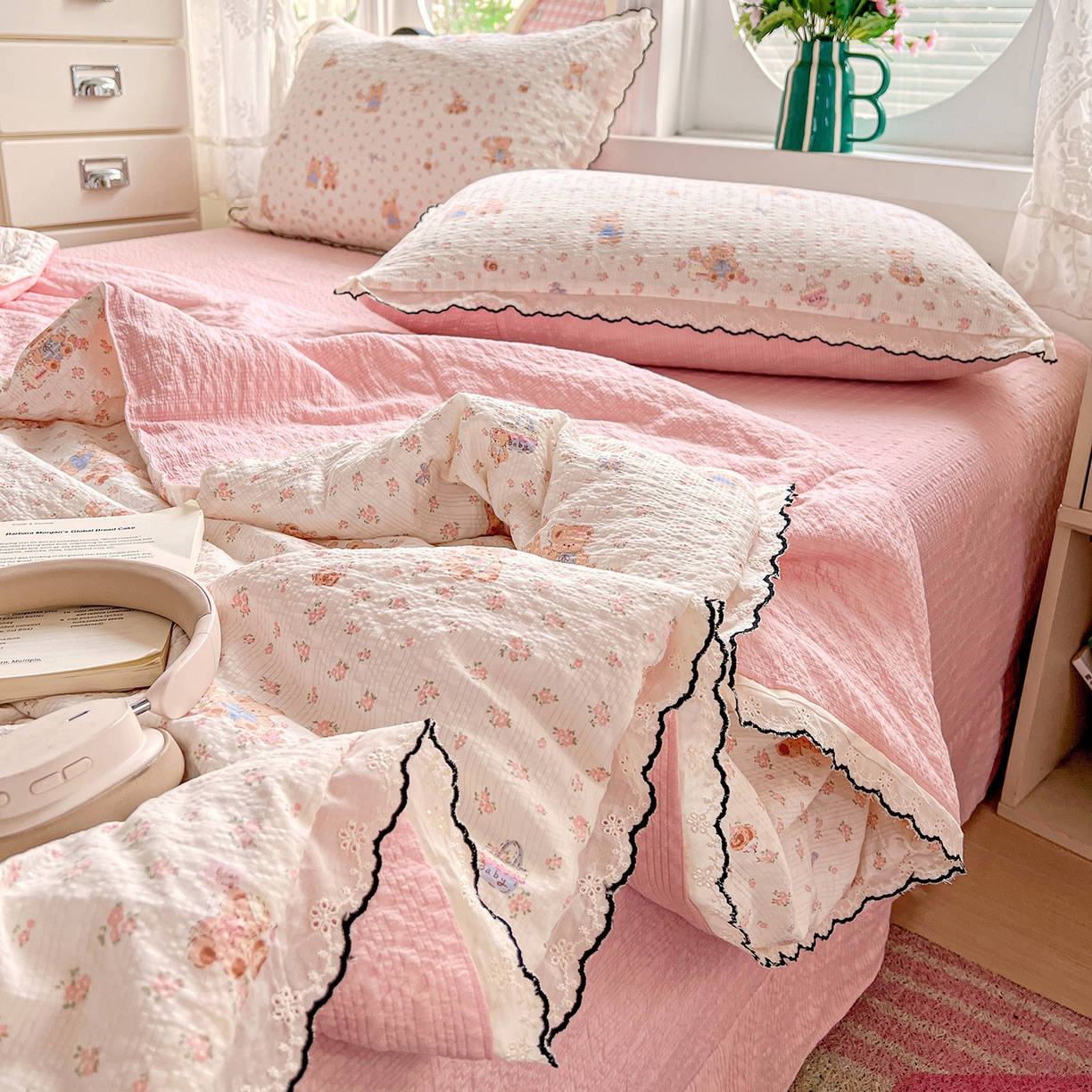 91家纺网 家纺一手货源 找家纺 金梦拉家纺 2026新款泡芙纱全棉小黑花边夏被四件套 碎花熊