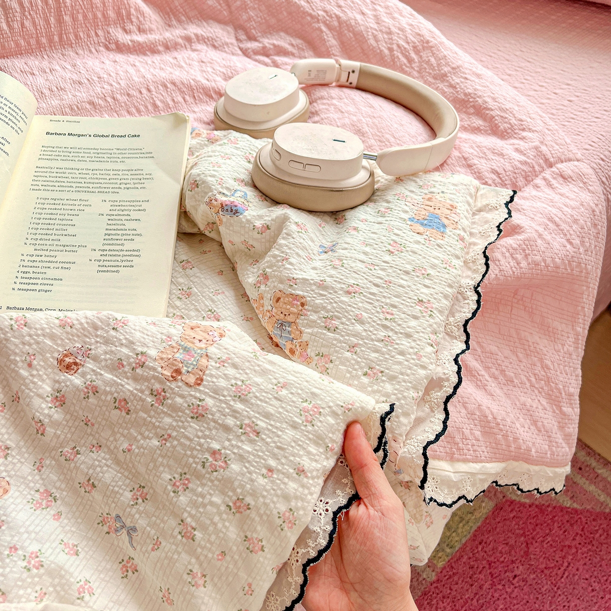 91家纺网 家纺一手货源 找家纺 金梦拉家纺 2026新款泡芙纱全棉小黑花边夏被四件套 碎花熊