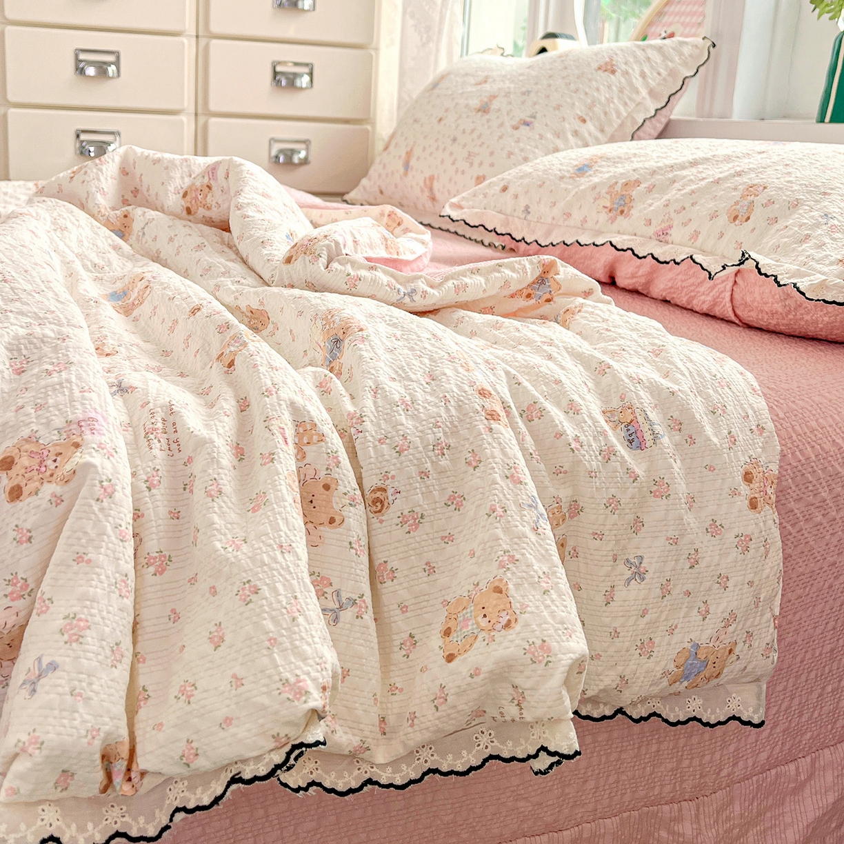 91家纺网 家纺一手货源 找家纺 金梦拉家纺 2026新款泡芙纱全棉小黑花边夏被四件套 碎花熊