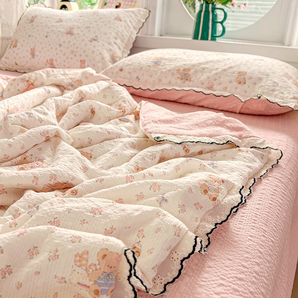 91家纺网 家纺一手货源 找家纺 金梦拉家纺 2026新款泡芙纱全棉小黑花边夏被四件套 碎花熊