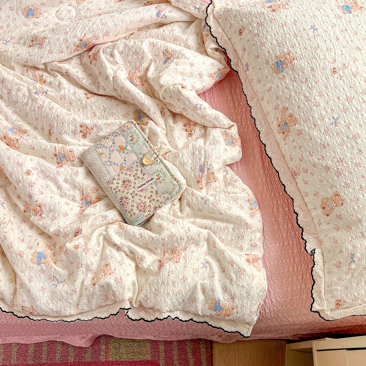 91家纺网 家纺一手货源 找家纺 金梦拉家纺 2026新款泡芙纱全棉小黑花边夏被四件套 碎花熊