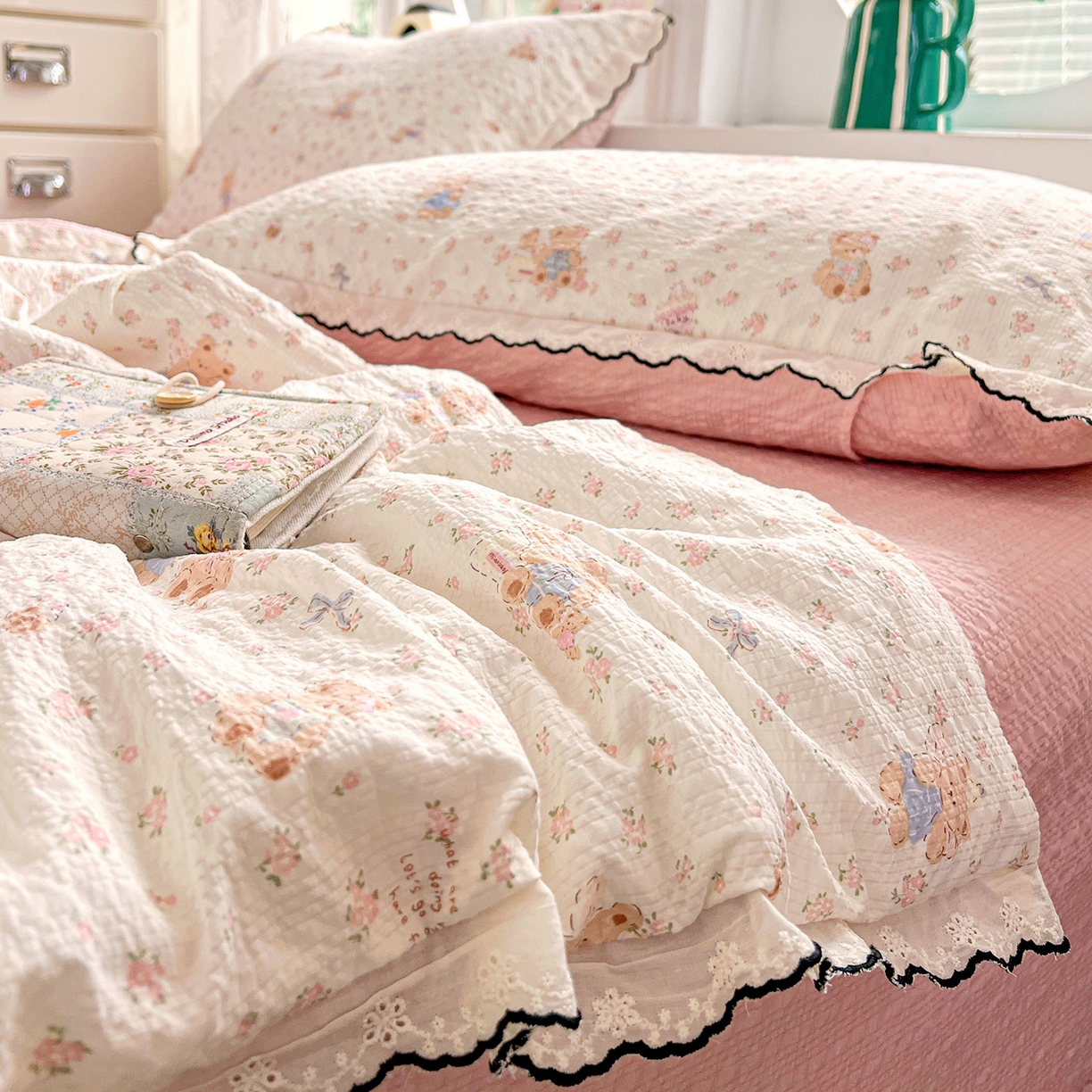 91家纺网 家纺一手货源 找家纺 金梦拉家纺 2026新款泡芙纱全棉小黑花边夏被四件套 碎花熊