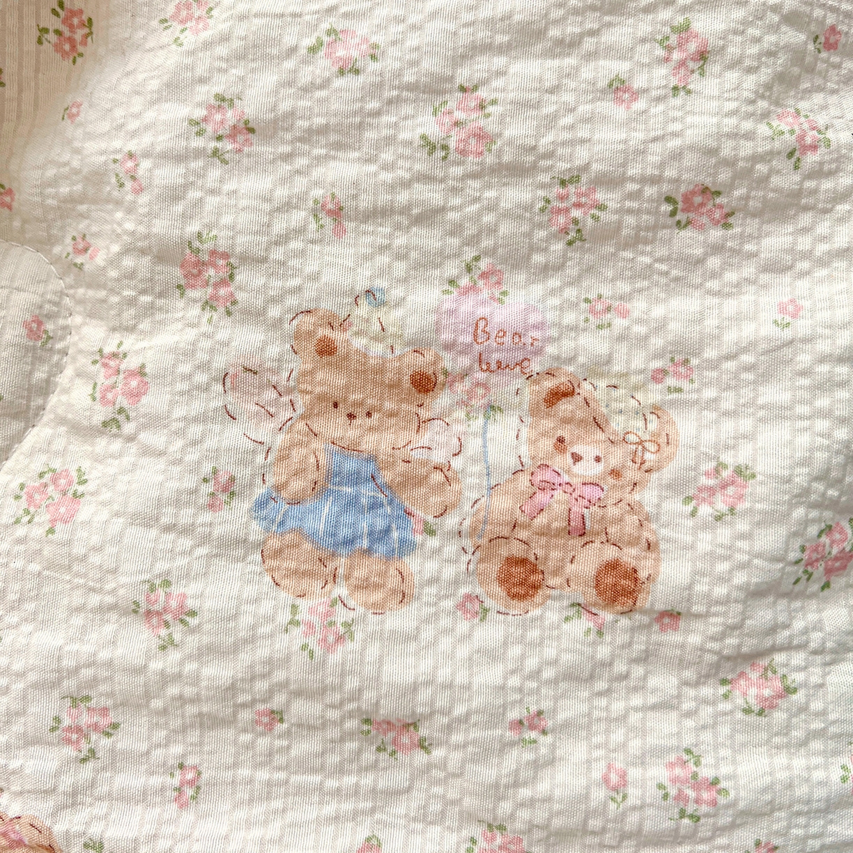 91家纺网 家纺一手货源 找家纺 金梦拉家纺 2026新款泡芙纱全棉小黑花边夏被四件套 碎花熊