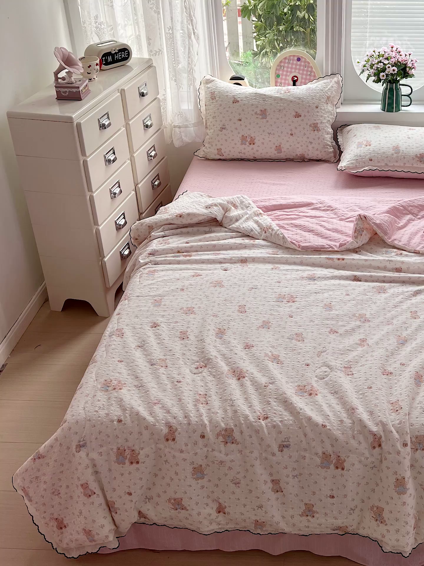 91家纺网 家纺一手货源 找家纺 金梦拉家纺 2026新款泡芙纱全棉小黑花边夏被四件套 碎花熊