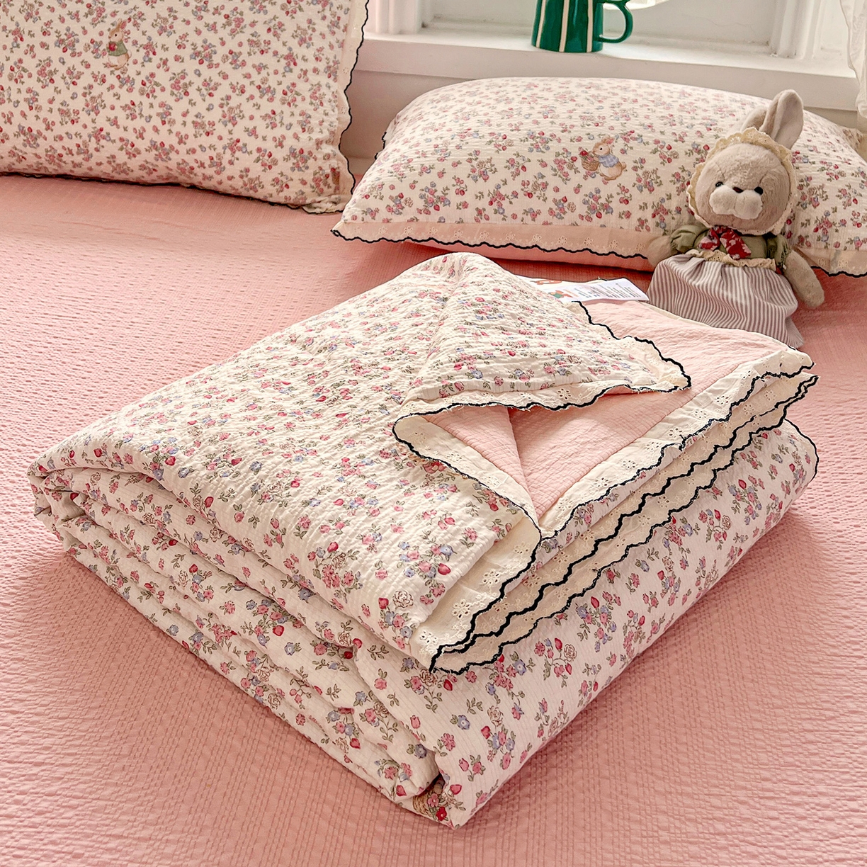 金梦拉家纺 2026新款泡芙纱全棉小黑花边夏被四件套 甜果小兔