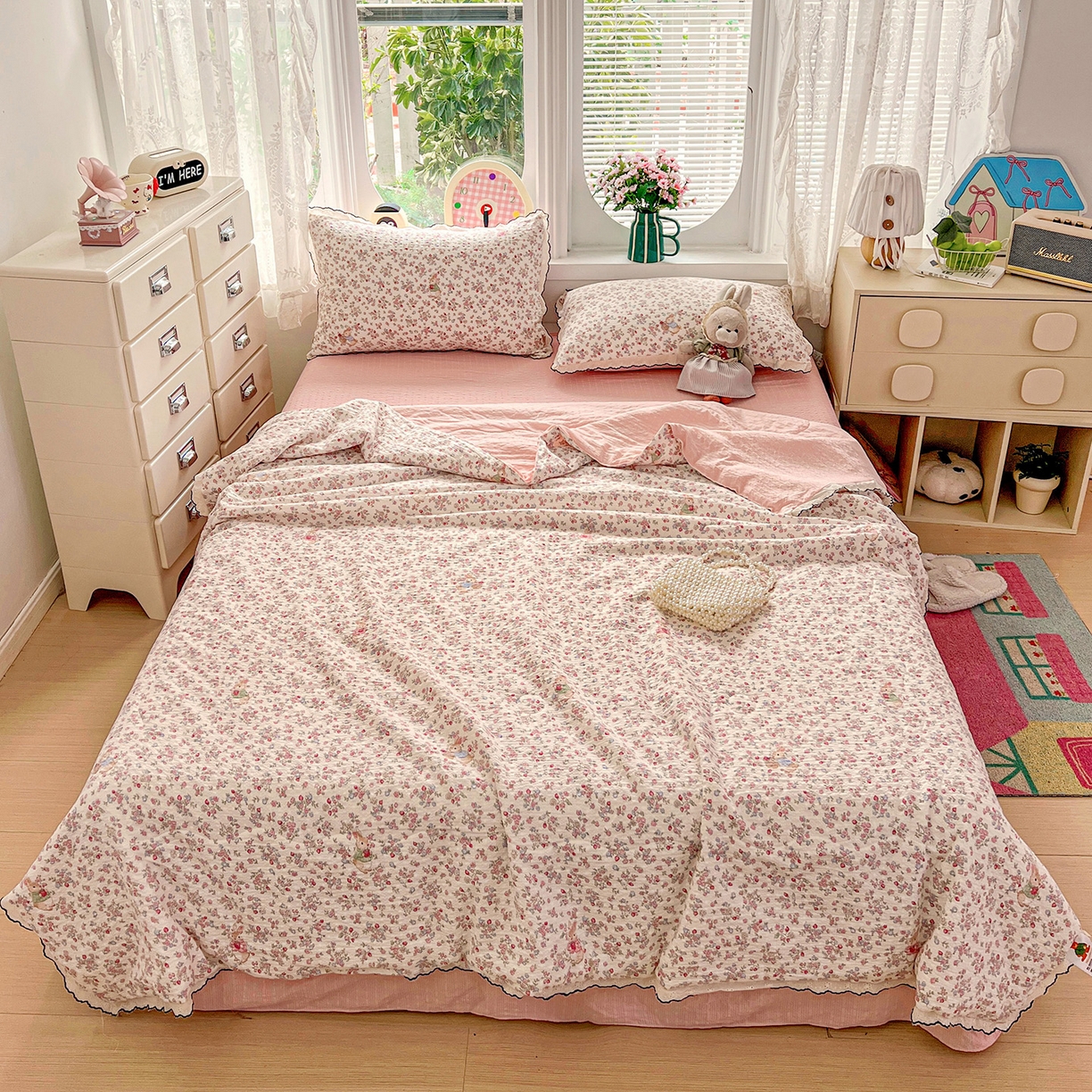 91家纺网 家纺一手货源 找家纺 金梦拉家纺 2026新款泡芙纱全棉小黑花边夏被四件套 甜果小兔