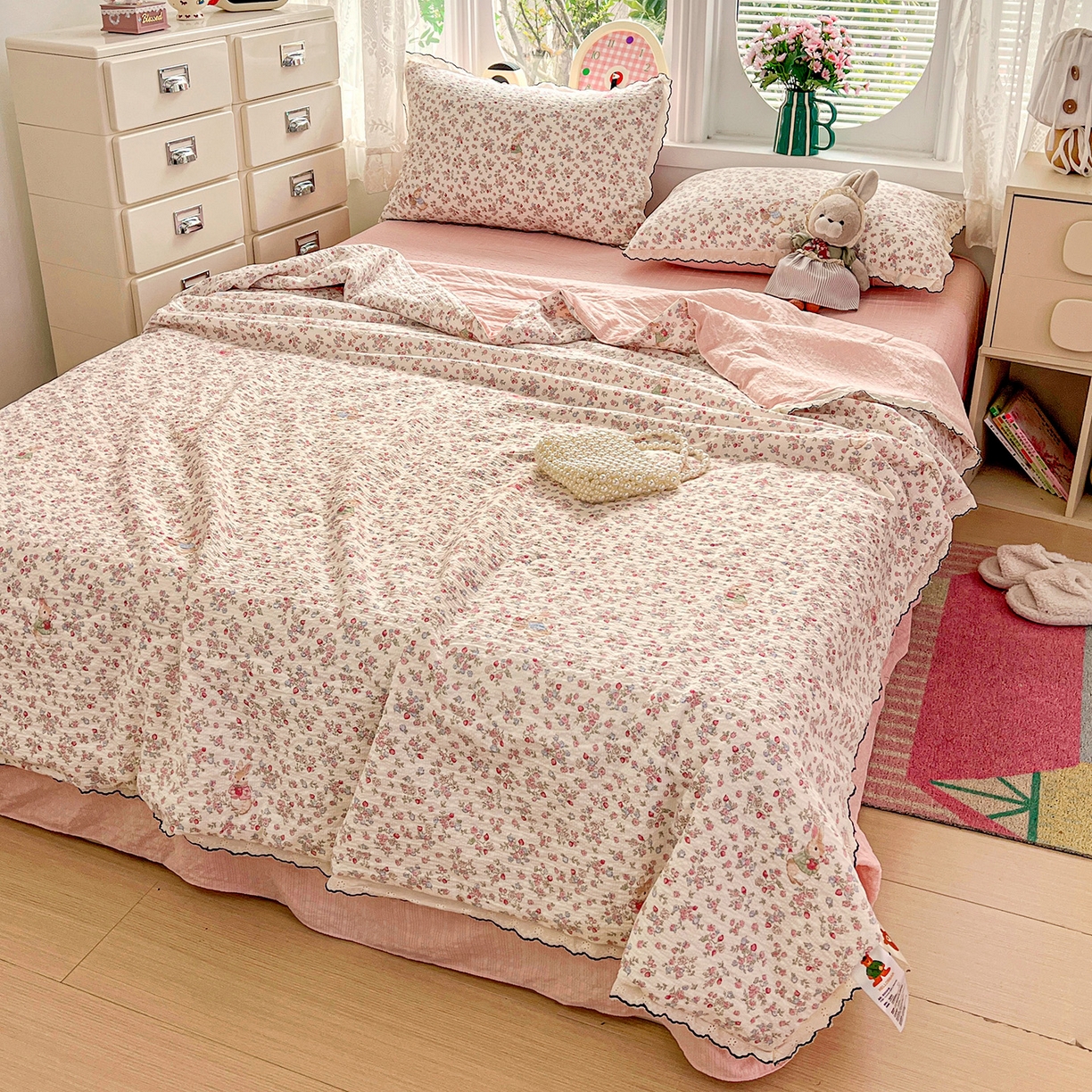 91家纺网 家纺一手货源 找家纺 金梦拉家纺 2026新款泡芙纱全棉小黑花边夏被四件套 甜果小兔