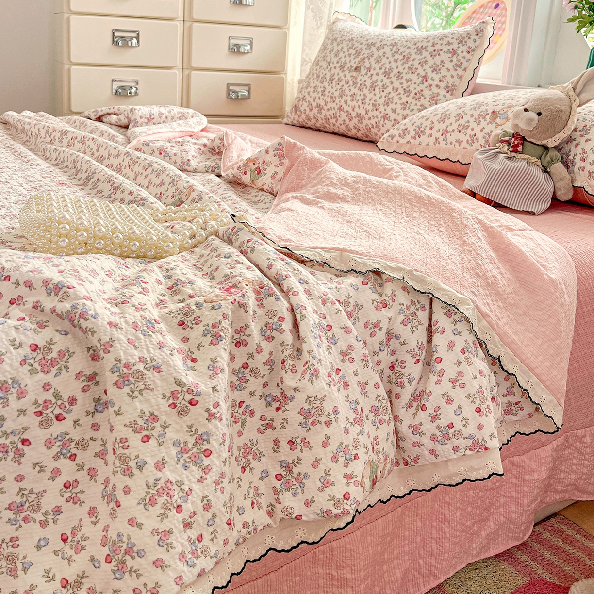 91家纺网 家纺一手货源 找家纺 金梦拉家纺 2026新款泡芙纱全棉小黑花边夏被四件套 甜果小兔