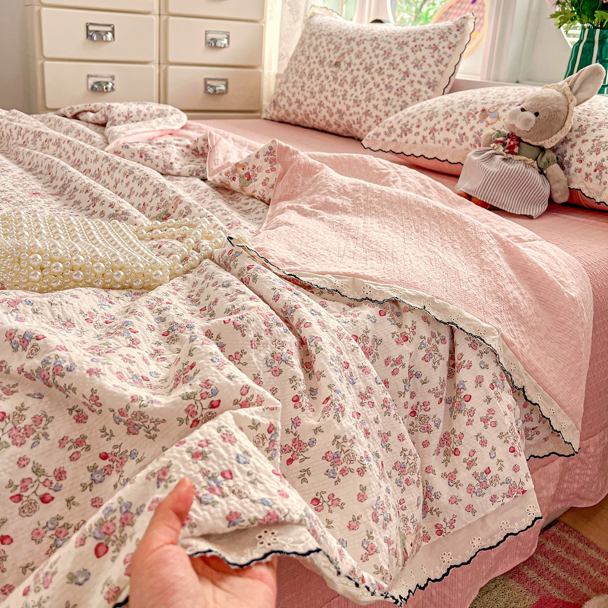 91家纺网 家纺一手货源 找家纺 金梦拉家纺 2026新款泡芙纱全棉小黑花边夏被四件套 甜果小兔