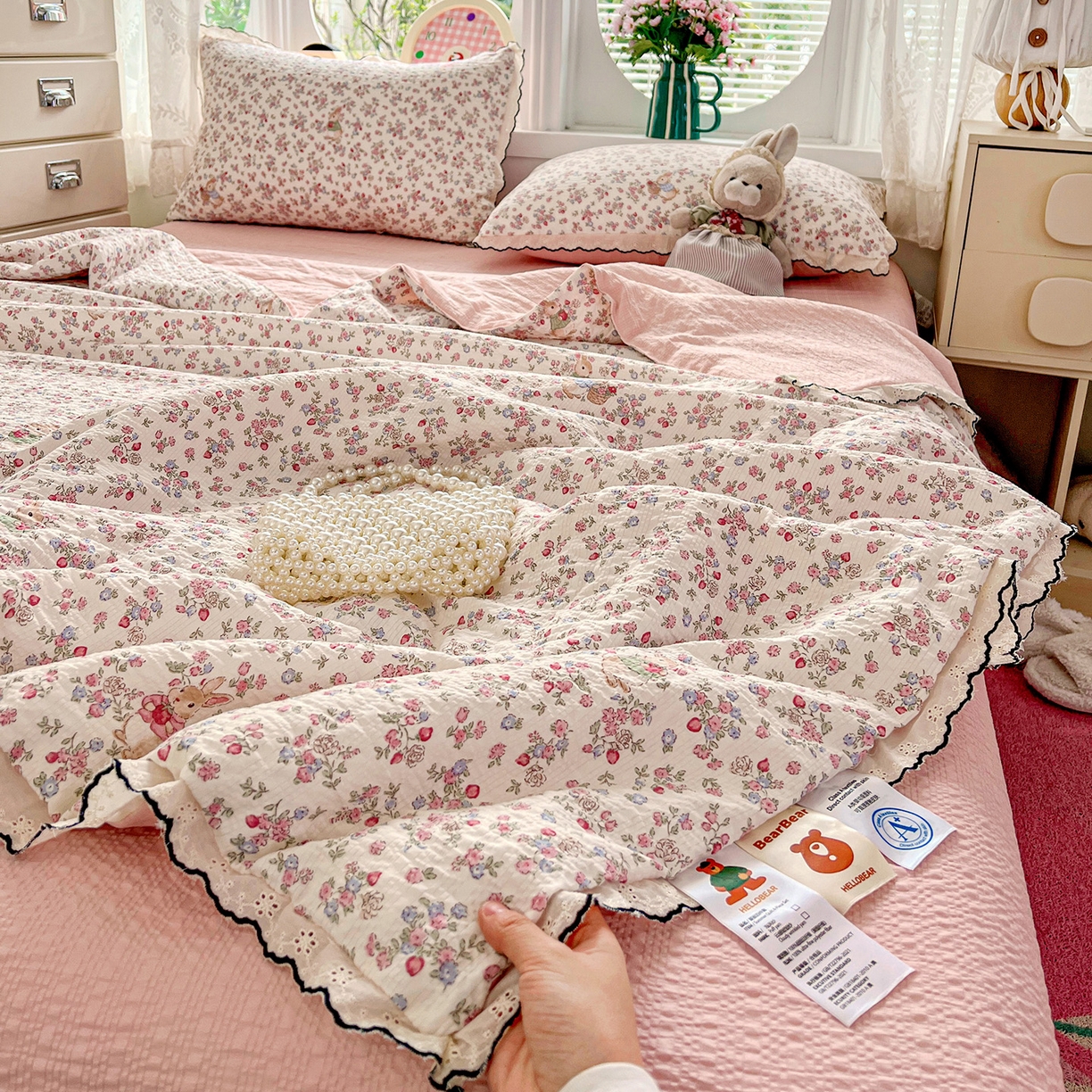 91家纺网 家纺一手货源 找家纺 金梦拉家纺 2026新款泡芙纱全棉小黑花边夏被四件套 甜果小兔