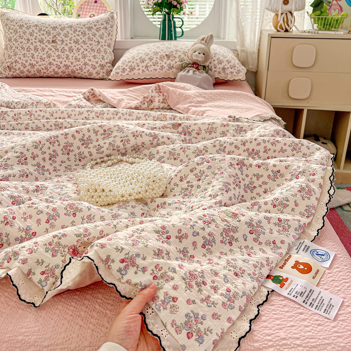 91家纺网 家纺一手货源 找家纺 金梦拉家纺 2026新款泡芙纱全棉小黑花边夏被四件套 甜果小兔