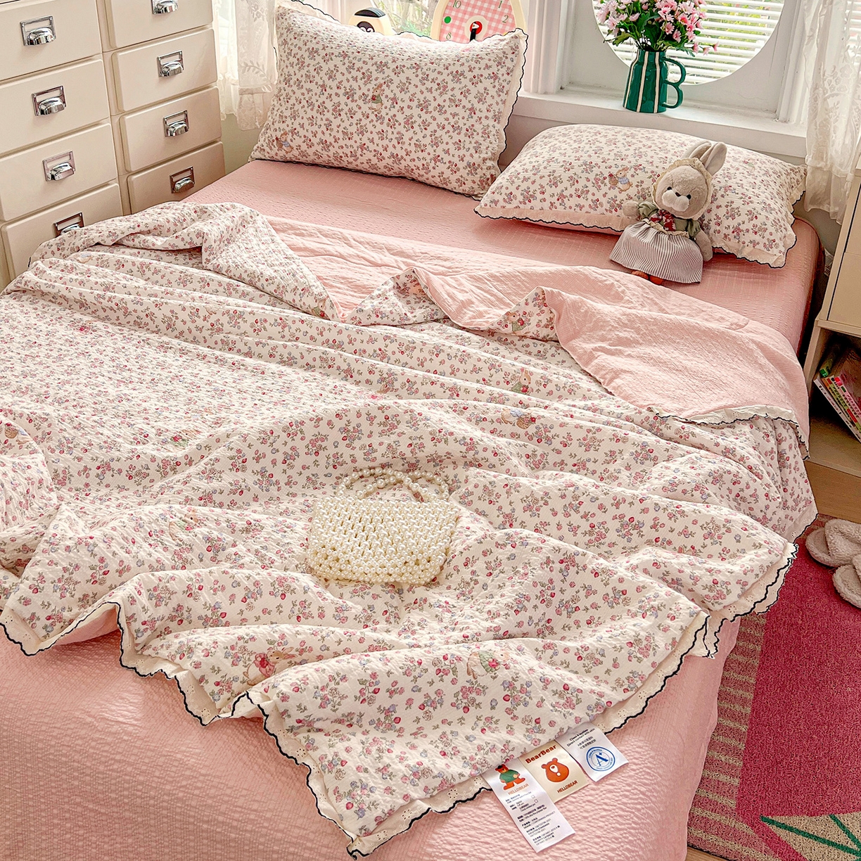 91家纺网 家纺一手货源 找家纺 金梦拉家纺 2026新款泡芙纱全棉小黑花边夏被四件套 甜果小兔