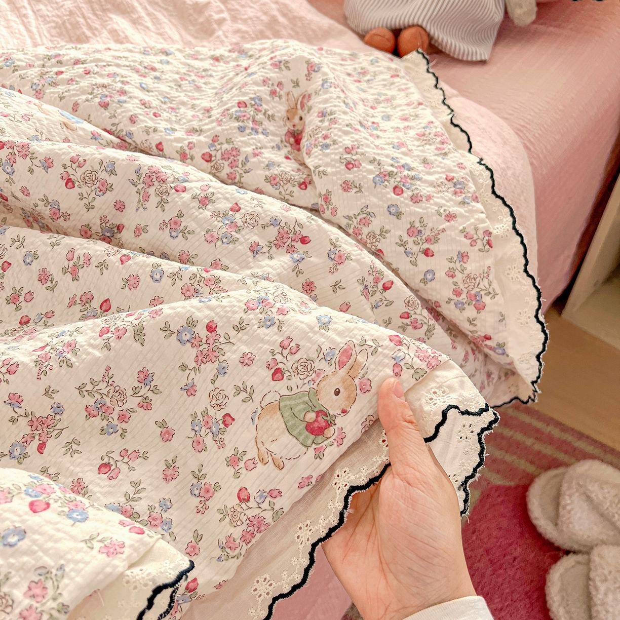 91家纺网 家纺一手货源 找家纺 金梦拉家纺 2026新款泡芙纱全棉小黑花边夏被四件套 甜果小兔