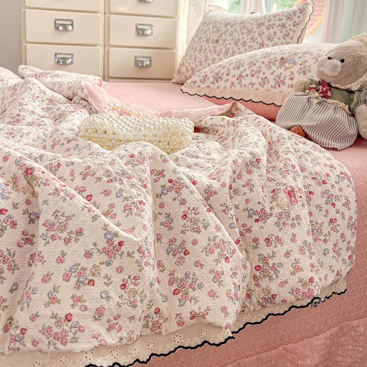 91家纺网 家纺一手货源 找家纺 金梦拉家纺 2026新款泡芙纱全棉小黑花边夏被四件套 甜果小兔