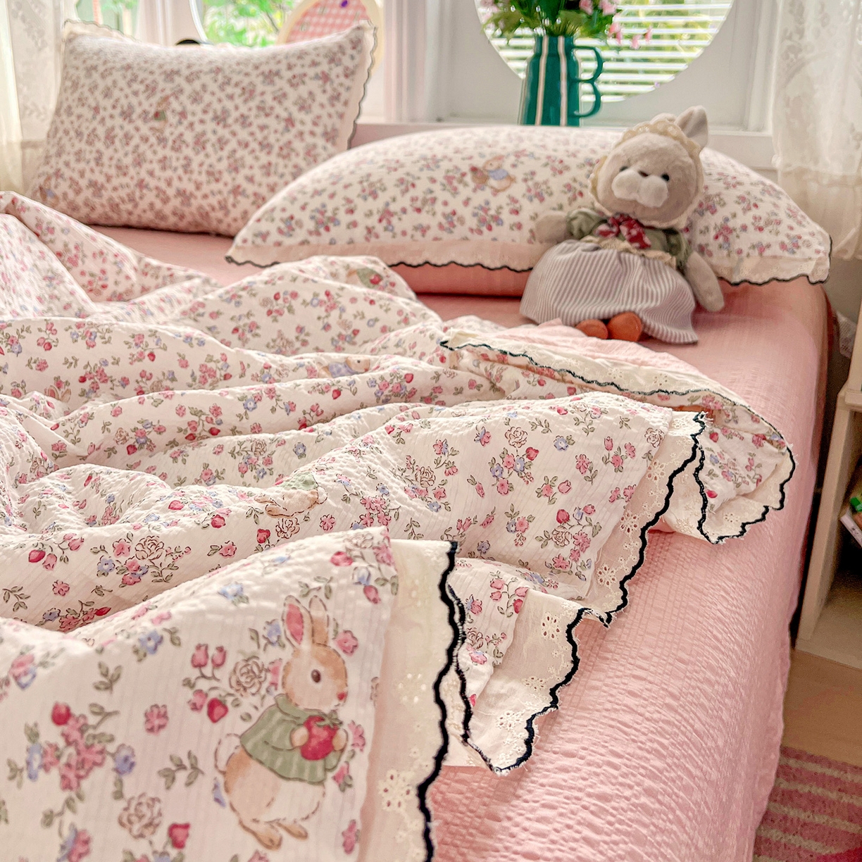 91家纺网 家纺一手货源 找家纺 金梦拉家纺 2026新款泡芙纱全棉小黑花边夏被四件套 甜果小兔