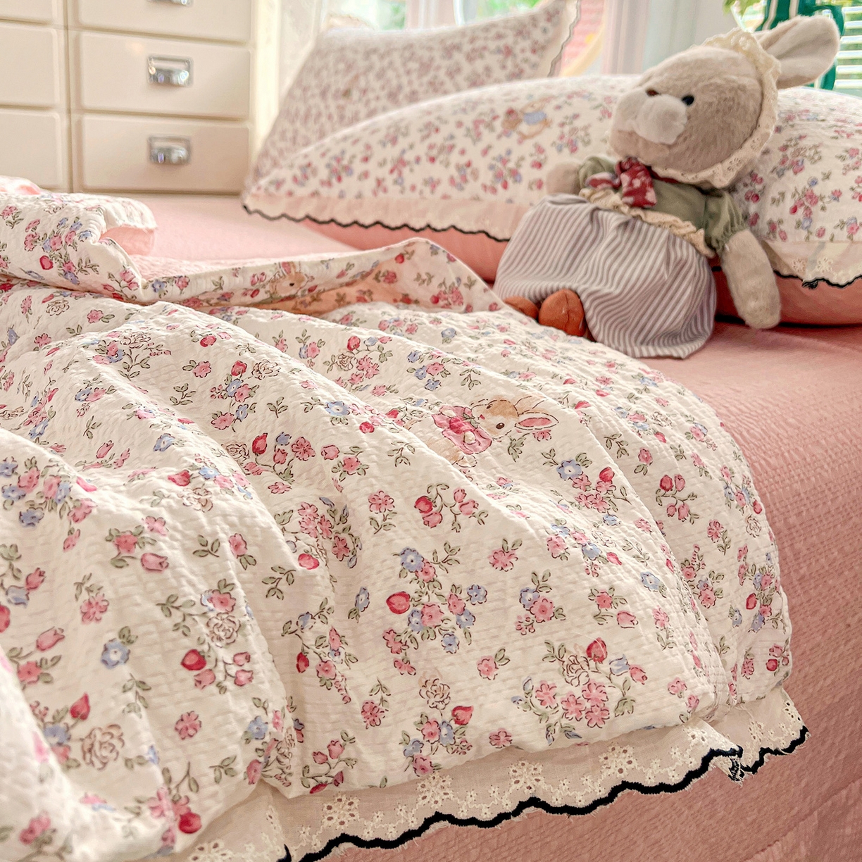 91家纺网 家纺一手货源 找家纺 金梦拉家纺 2026新款泡芙纱全棉小黑花边夏被四件套 甜果小兔