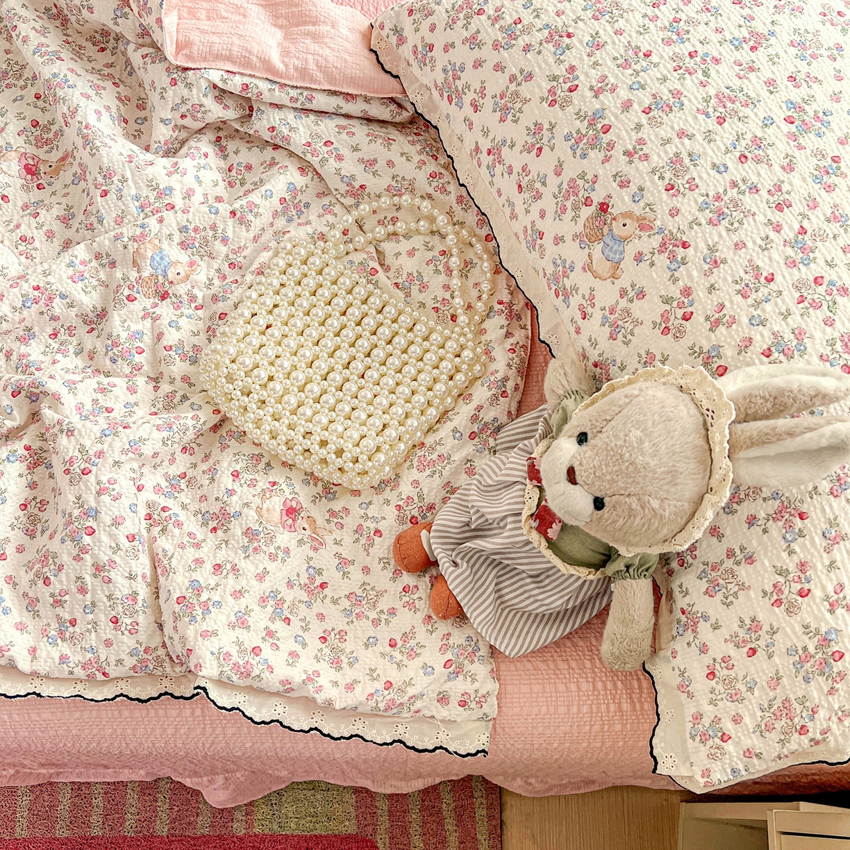 91家纺网 家纺一手货源 找家纺 金梦拉家纺 2026新款泡芙纱全棉小黑花边夏被四件套 甜果小兔