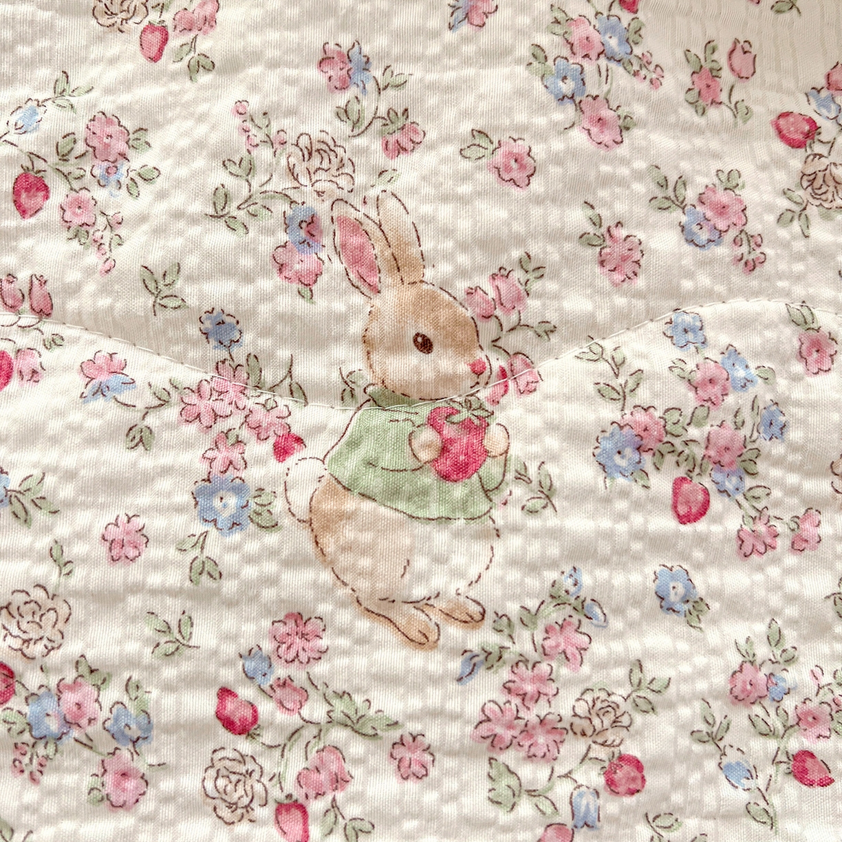 91家纺网 家纺一手货源 找家纺 金梦拉家纺 2026新款泡芙纱全棉小黑花边夏被四件套 甜果小兔