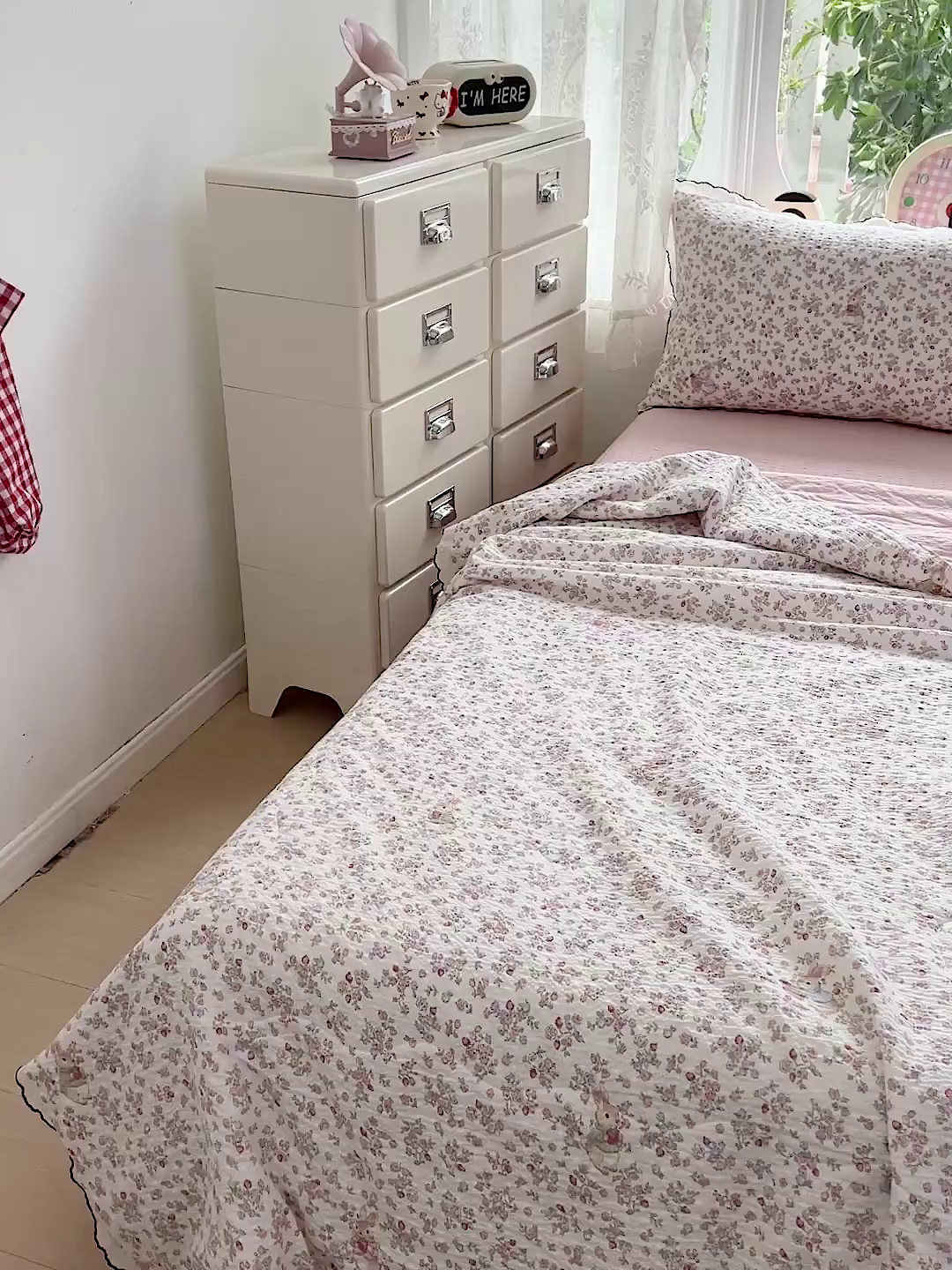 91家纺网 家纺一手货源 找家纺 金梦拉家纺 2026新款泡芙纱全棉小黑花边夏被四件套 甜果小兔