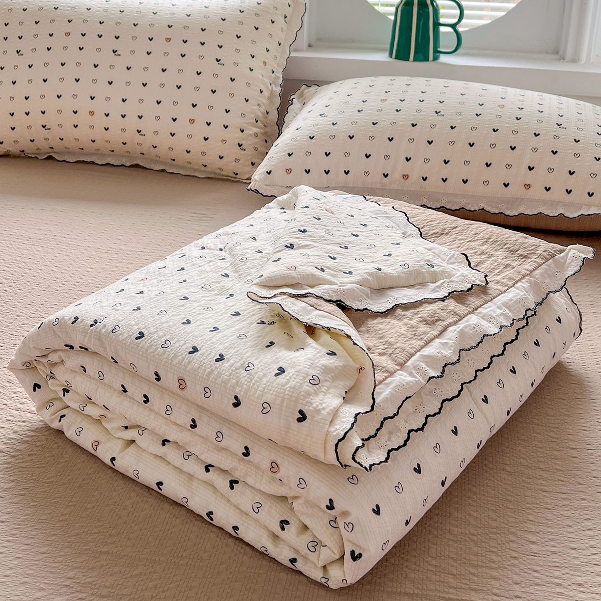 金梦拉家纺 2026新款泡芙纱全棉小黑花边夏被四件套 心动信号