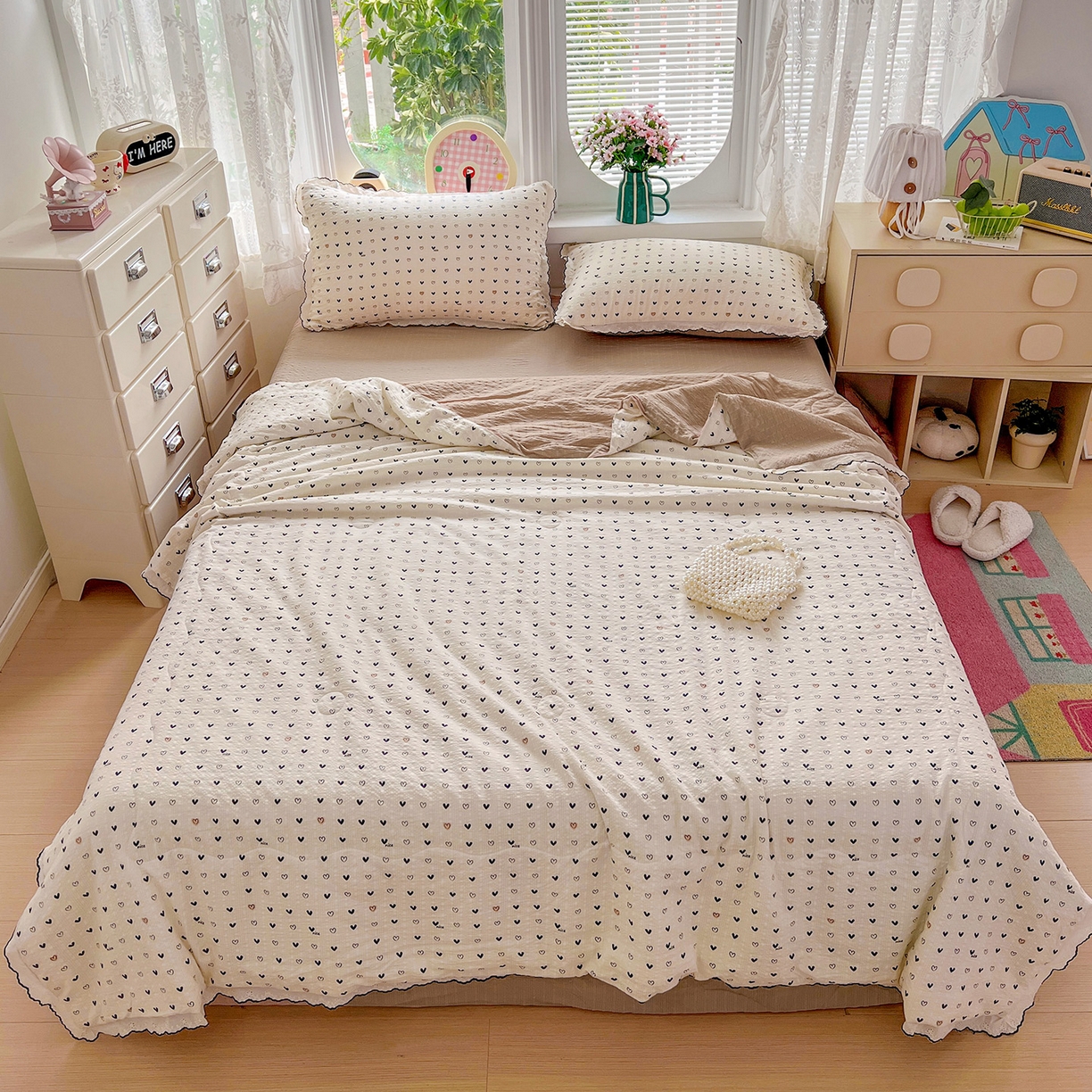 91家纺网 家纺一手货源 找家纺 金梦拉家纺 2026新款泡芙纱全棉小黑花边夏被四件套 心动信号