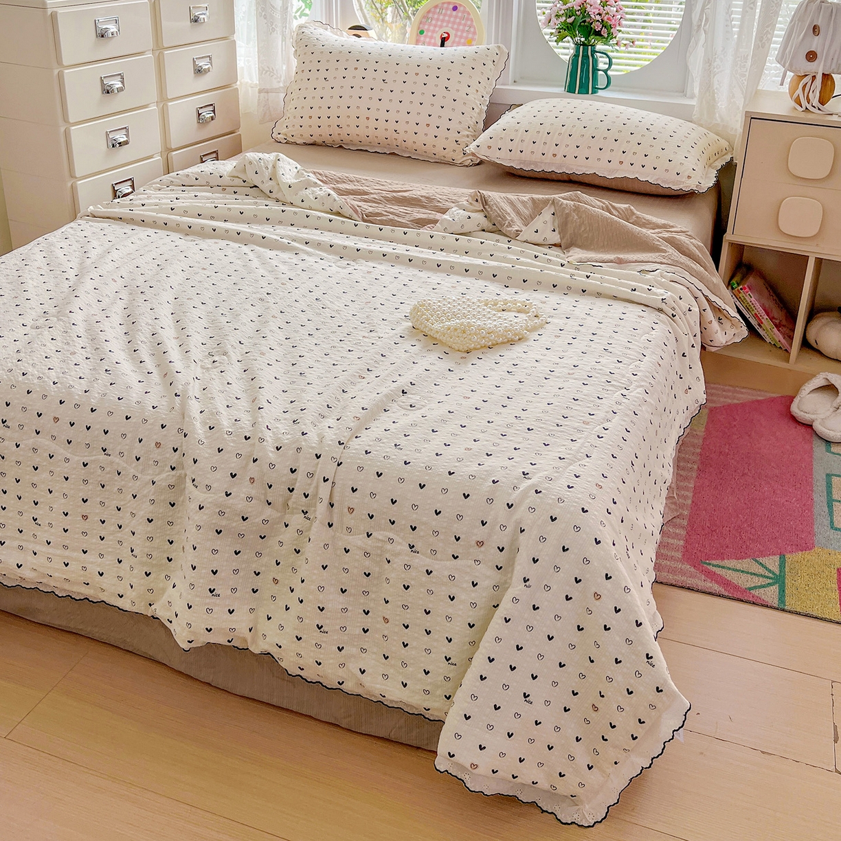 91家纺网 家纺一手货源 找家纺 金梦拉家纺 2026新款泡芙纱全棉小黑花边夏被四件套 心动信号