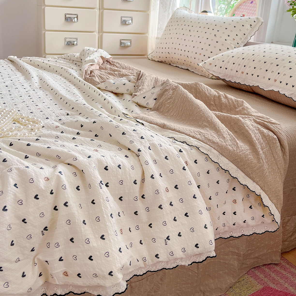 91家纺网 家纺一手货源 找家纺 金梦拉家纺 2026新款泡芙纱全棉小黑花边夏被四件套 心动信号