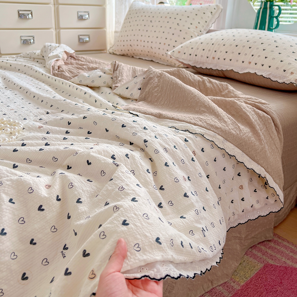 91家纺网 家纺一手货源 找家纺 金梦拉家纺 2026新款泡芙纱全棉小黑花边夏被四件套 心动信号