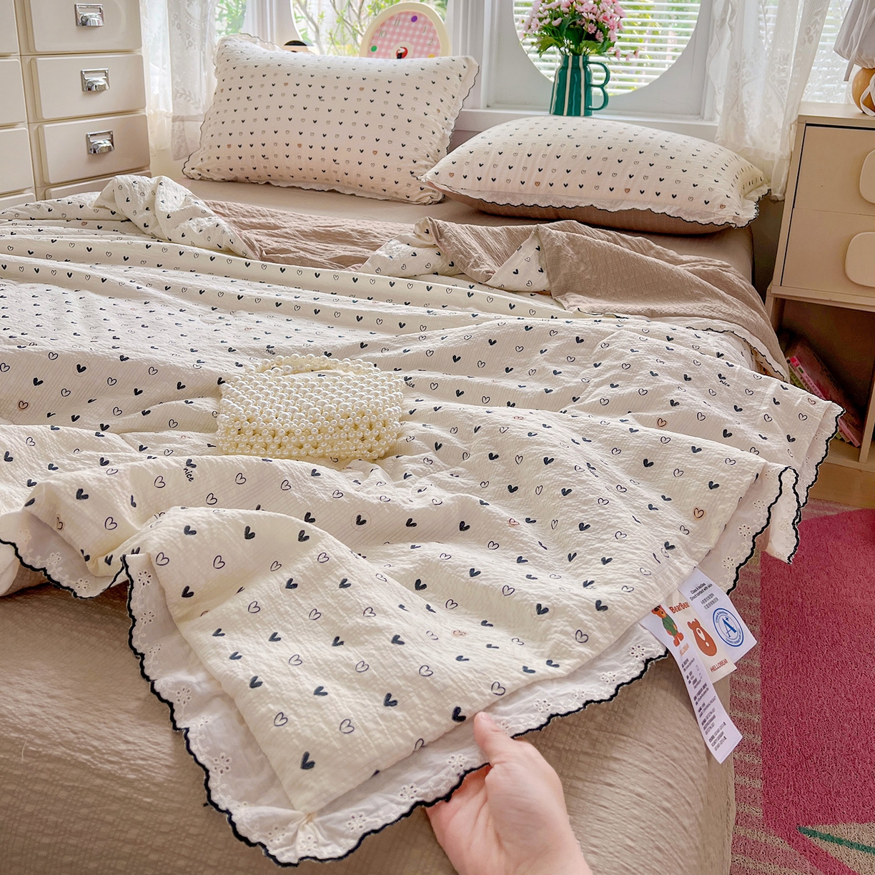 91家纺网 家纺一手货源 找家纺 金梦拉家纺 2026新款泡芙纱全棉小黑花边夏被四件套 心动信号