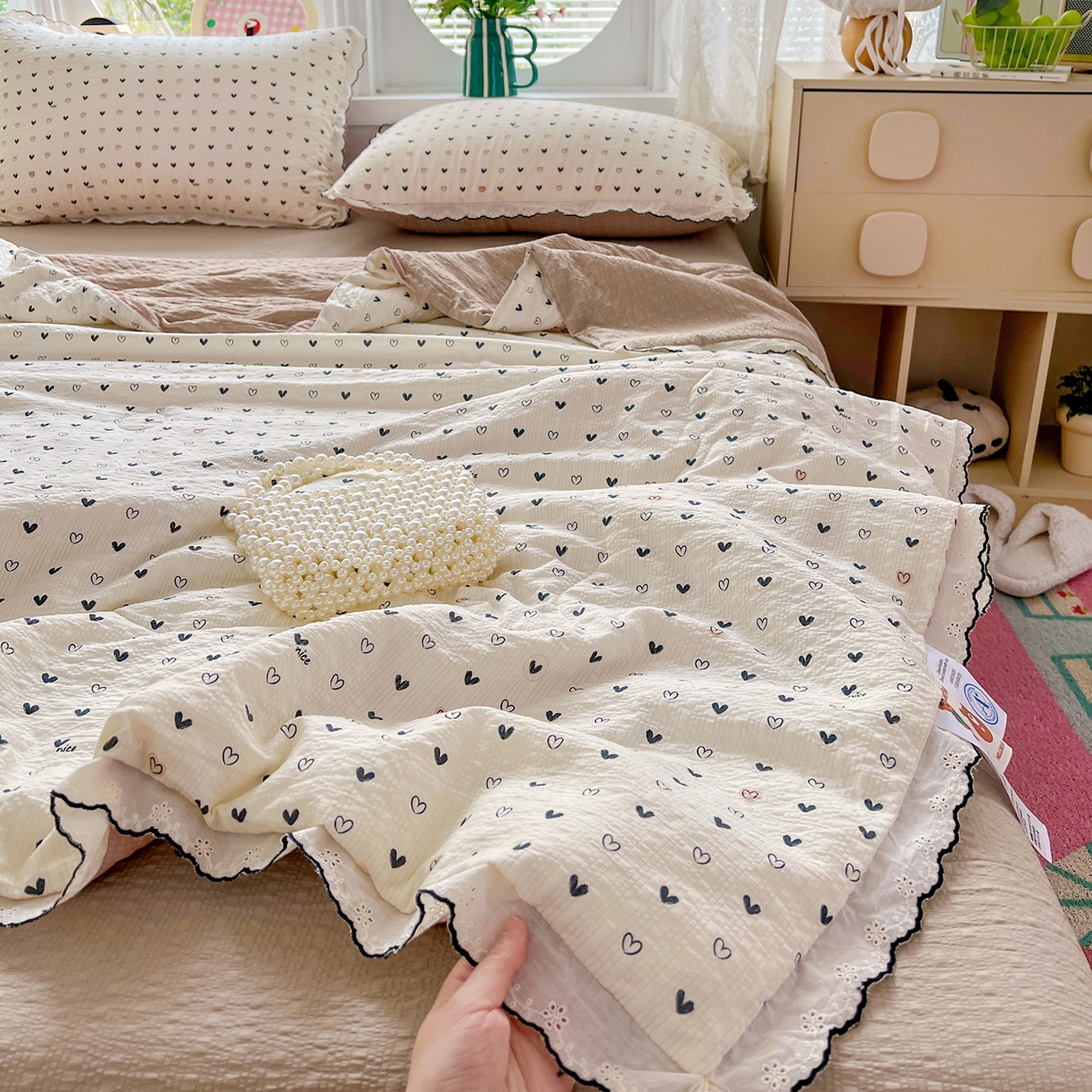 91家纺网 家纺一手货源 找家纺 金梦拉家纺 2026新款泡芙纱全棉小黑花边夏被四件套 心动信号