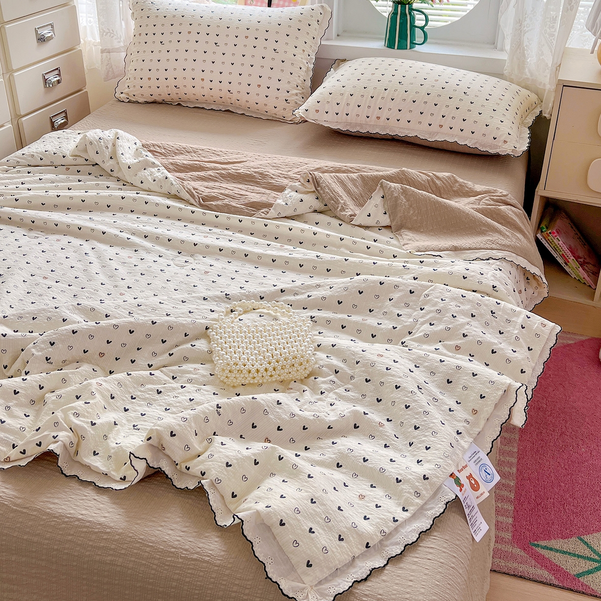 91家纺网 家纺一手货源 找家纺 金梦拉家纺 2026新款泡芙纱全棉小黑花边夏被四件套 心动信号