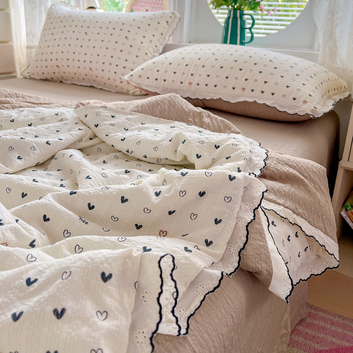 91家纺网 家纺一手货源 找家纺 金梦拉家纺 2026新款泡芙纱全棉小黑花边夏被四件套 心动信号