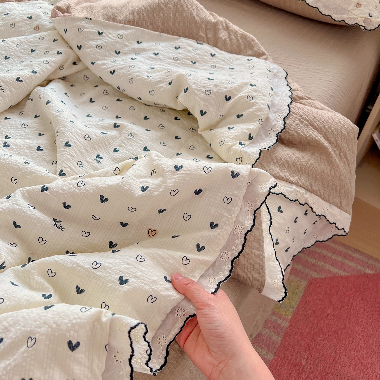 91家纺网 家纺一手货源 找家纺 金梦拉家纺 2026新款泡芙纱全棉小黑花边夏被四件套 心动信号