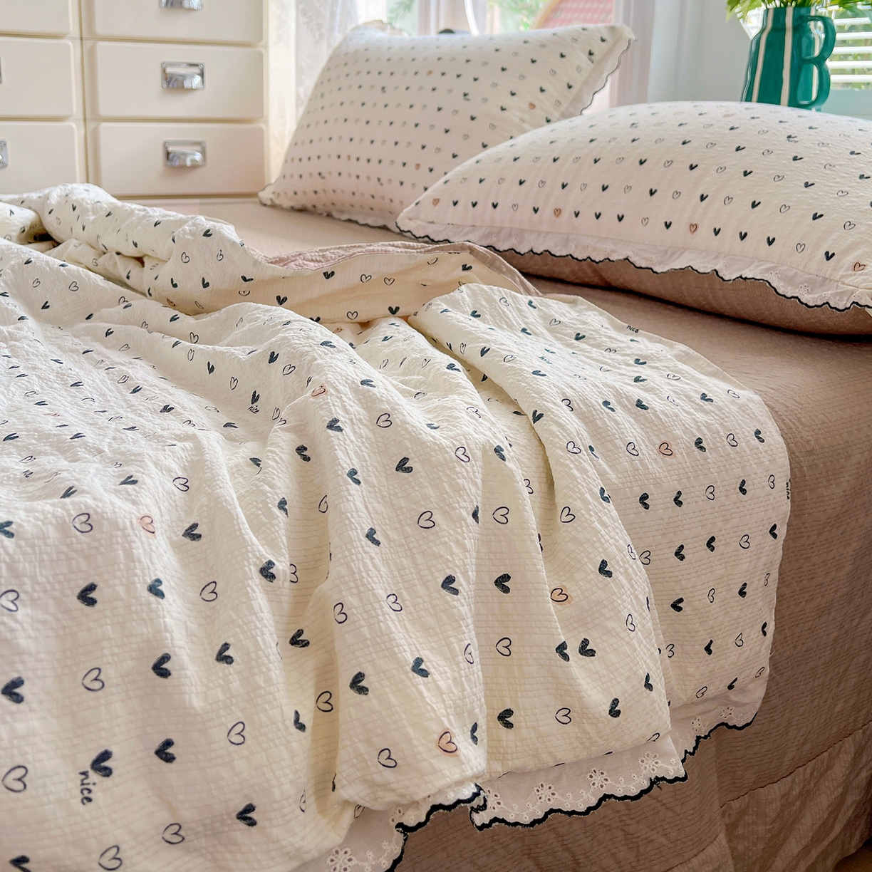 91家纺网 家纺一手货源 找家纺 金梦拉家纺 2026新款泡芙纱全棉小黑花边夏被四件套 心动信号