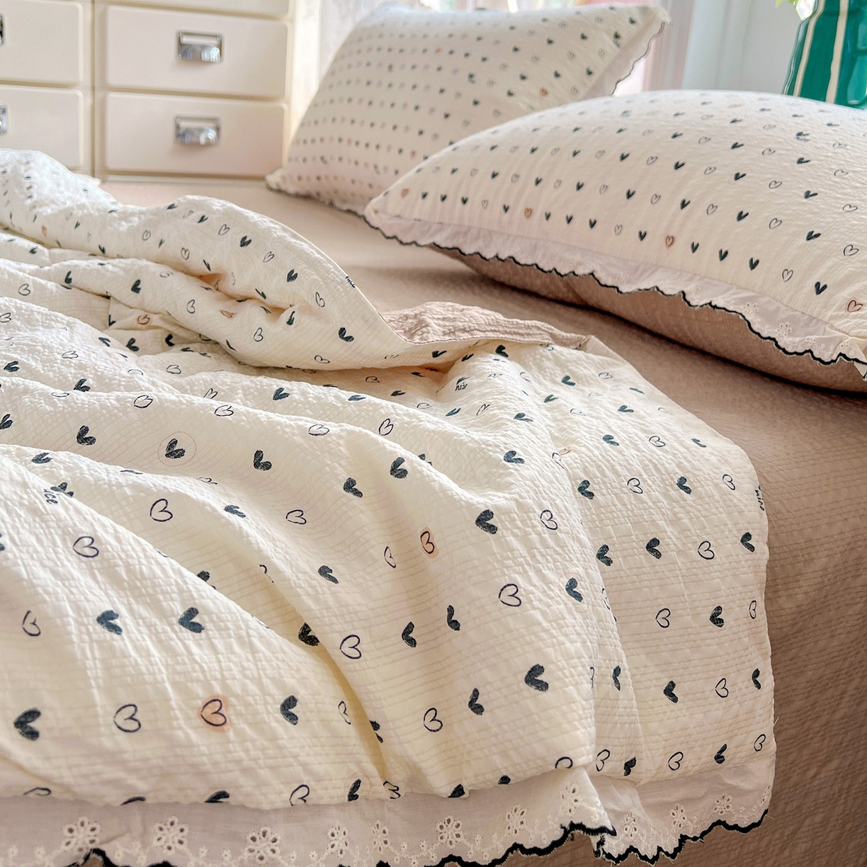 91家纺网 家纺一手货源 找家纺 金梦拉家纺 2026新款泡芙纱全棉小黑花边夏被四件套 心动信号