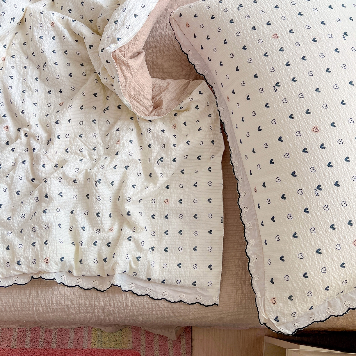 91家纺网 家纺一手货源 找家纺 金梦拉家纺 2026新款泡芙纱全棉小黑花边夏被四件套 心动信号