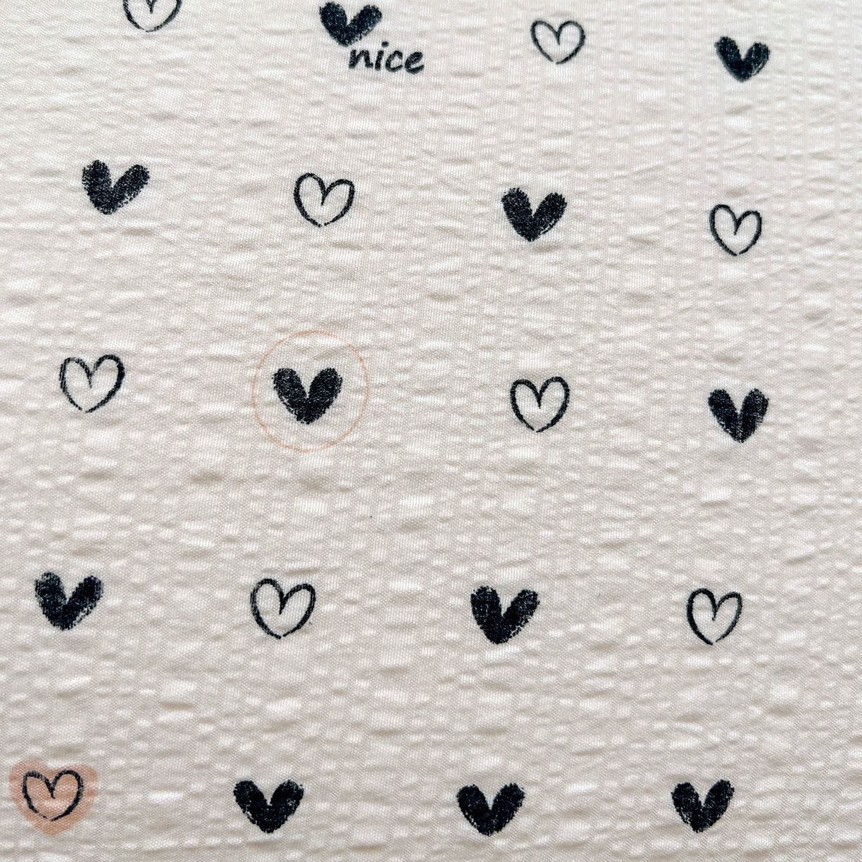 91家纺网 家纺一手货源 找家纺 金梦拉家纺 2026新款泡芙纱全棉小黑花边夏被四件套 心动信号