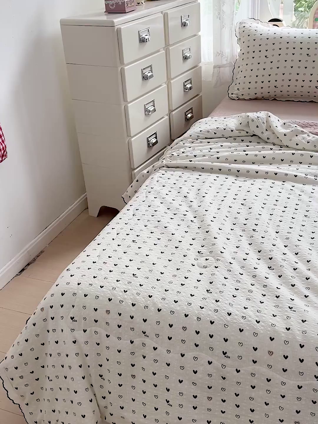 91家纺网 家纺一手货源 找家纺 金梦拉家纺 2026新款泡芙纱全棉小黑花边夏被四件套 心动信号