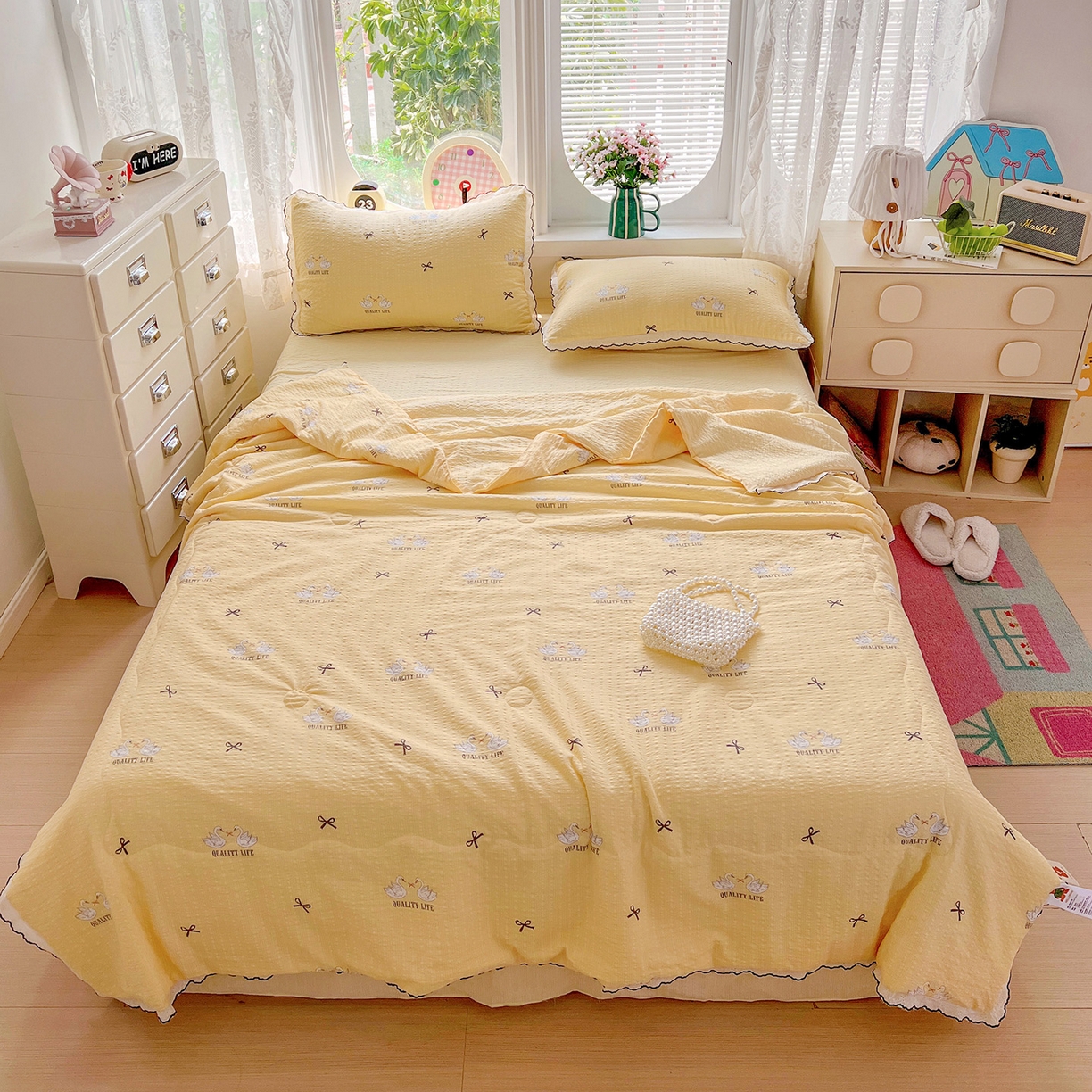 91家纺网 家纺一手货源 找家纺 金梦拉家纺 2026新款泡芙纱全棉小黑花边夏被四件套 星辰羽翼