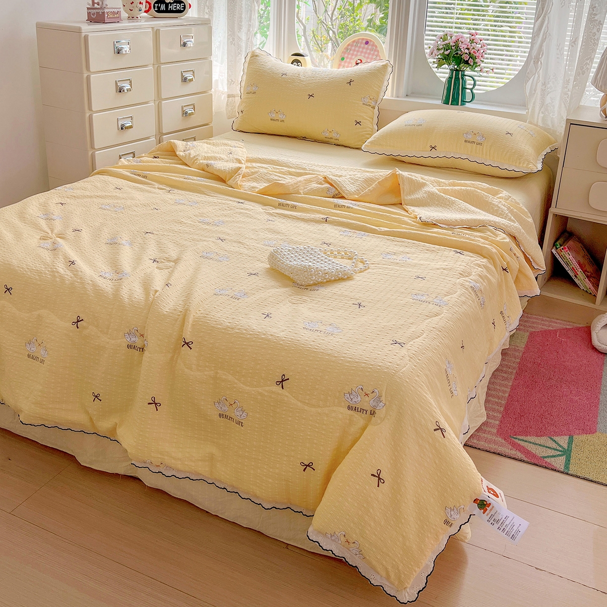 91家纺网 家纺一手货源 找家纺 金梦拉家纺 2026新款泡芙纱全棉小黑花边夏被四件套 星辰羽翼