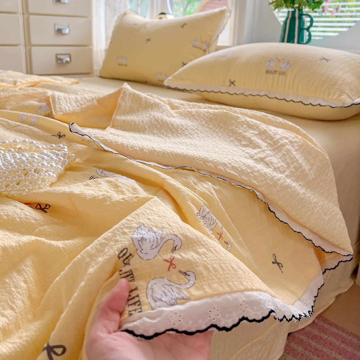 91家纺网 家纺一手货源 找家纺 金梦拉家纺 2026新款泡芙纱全棉小黑花边夏被四件套 星辰羽翼